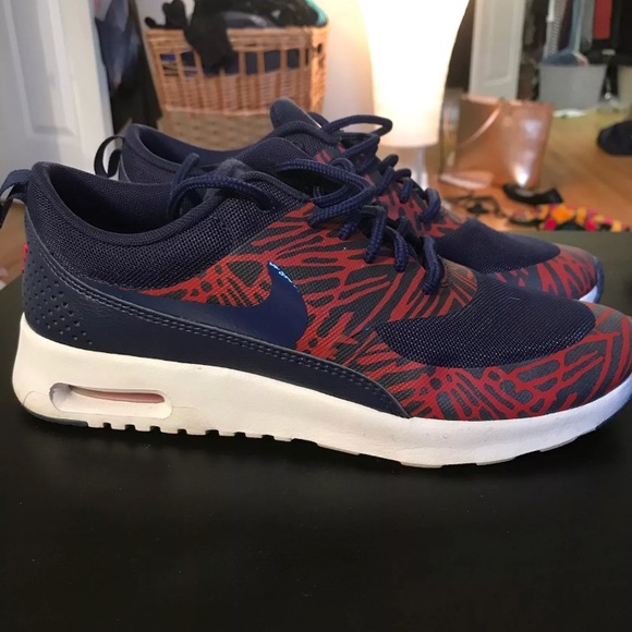 Women’s Nike’s - Picture 2 of 4